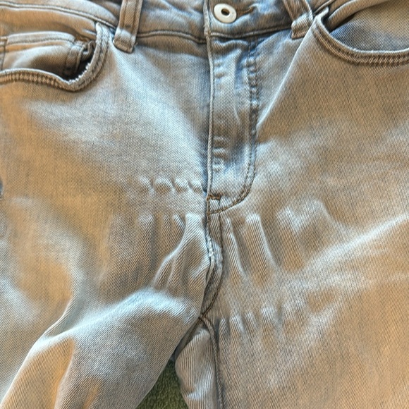 ANTHROPOLOGIE Light denim, distressed. high-rise Pilcro jeans. Size 28 - Picture 10 of 10